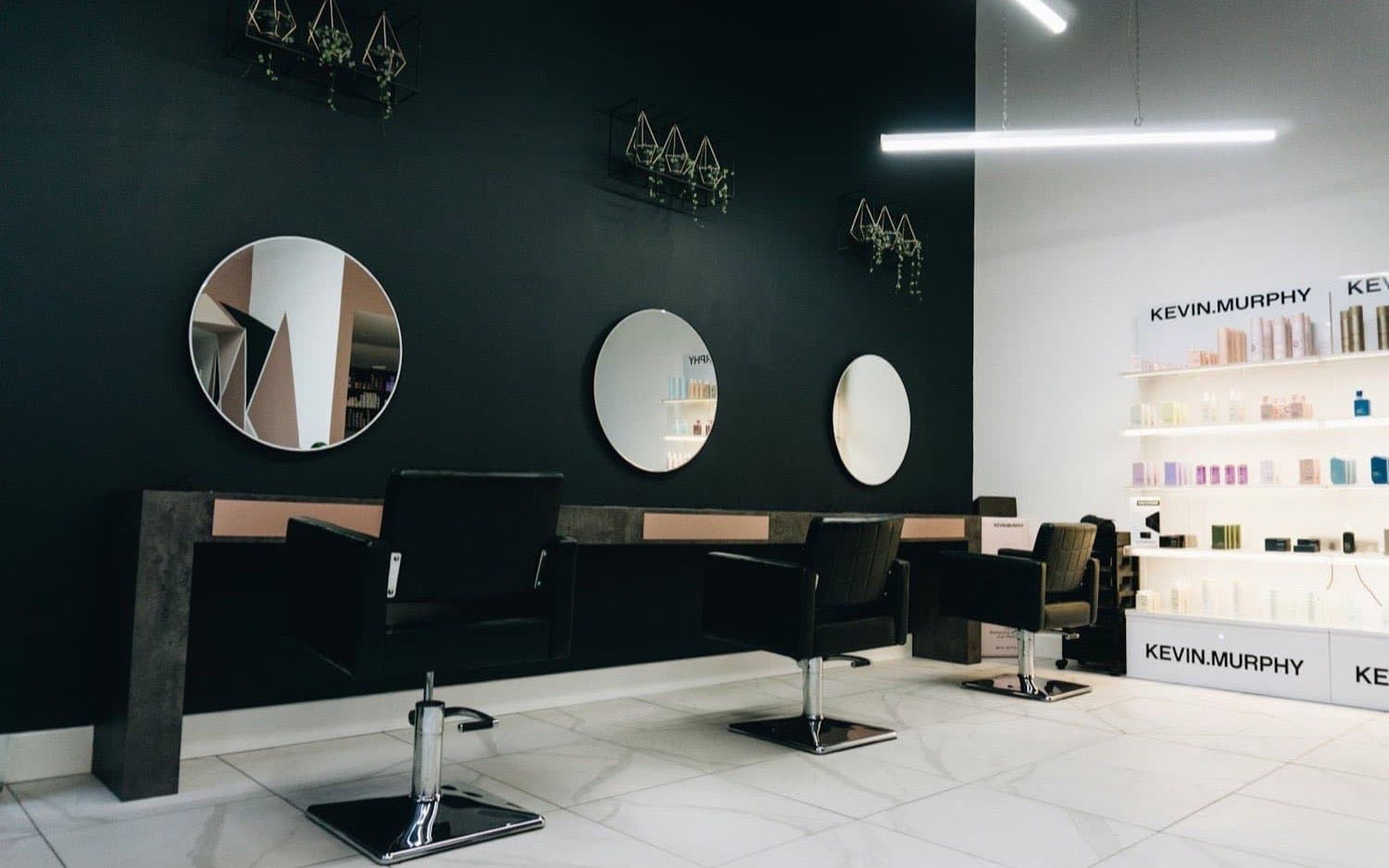 Le salon vu depuis l'entrée, fauteuils et miroirs
